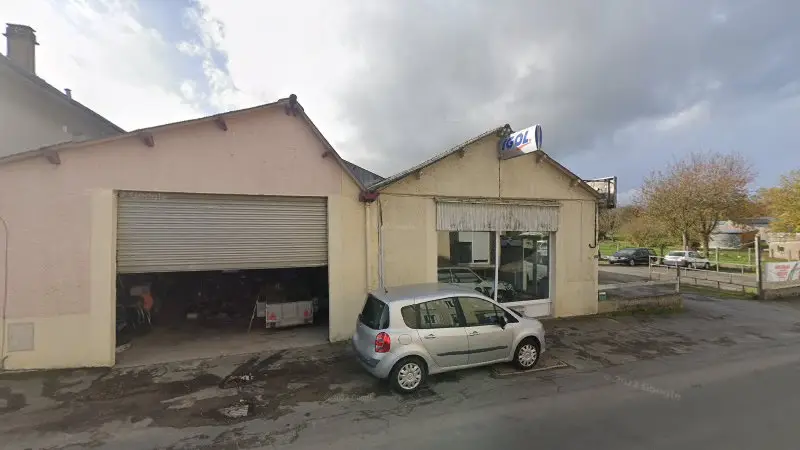 Vue de la rue devant Garage Divry - Motrio, Marigné-Peuton