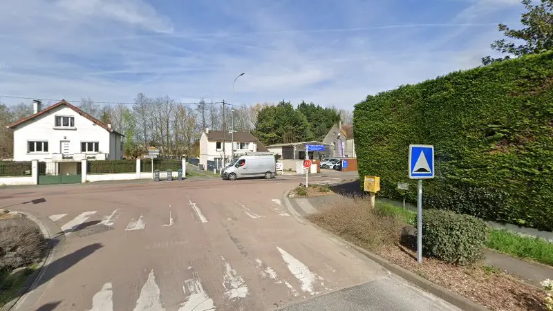 Vue de la rue devant L'atelier de Franck, Mandres-les-Roses