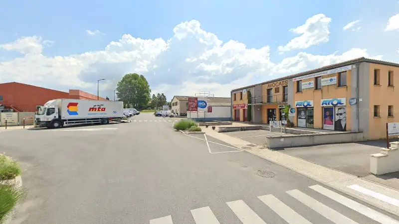 Vue de la rue devant GARAGE COLOMBIER - Technicar Services, Saint-Rémy-de-Provence