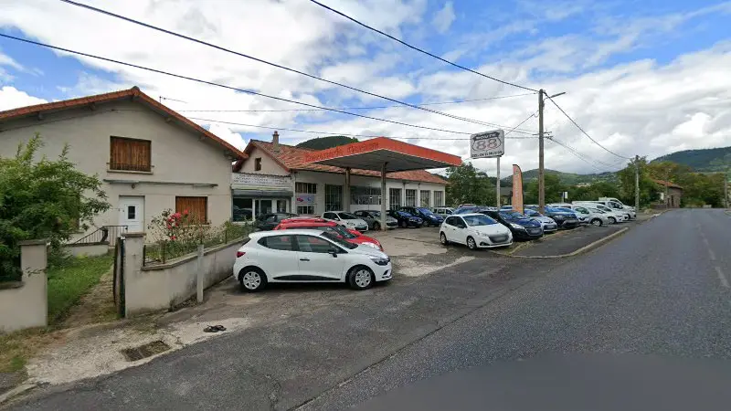 Vue de la rue devant Carrosserie Garage, Saint-Hostien