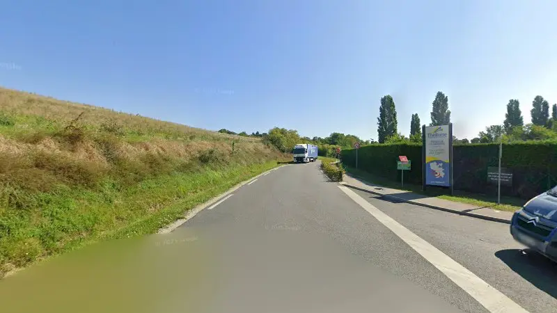 Vue de la rue devant RP Moule, Puiseux-le-Hauberger