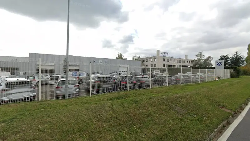 Vue de la rue devant Volkswagen Utilitaires Les Ulis Groupe Donjon Automobiles, Les Ulis