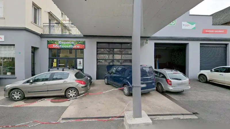 Vue de la rue devant Castrol Service Garage Gaubert, Cassagnes-Bégonhès