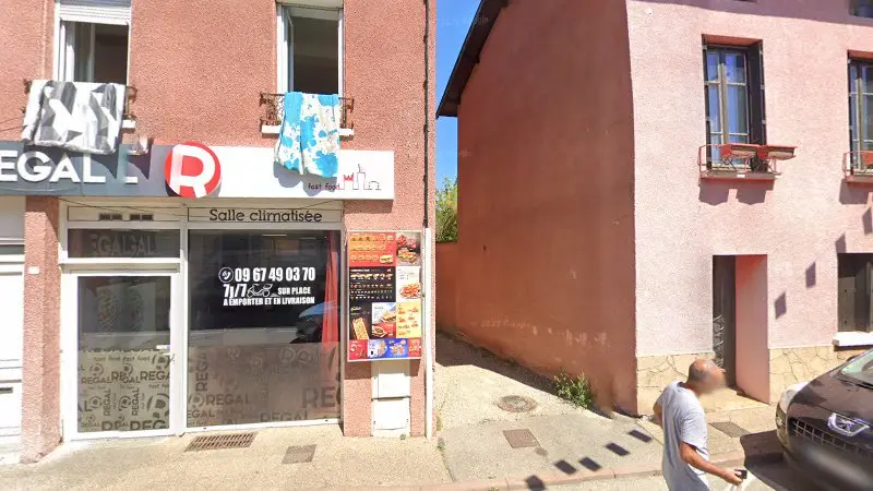 Vue de la rue devant Sellerie Maje, La Verpillière