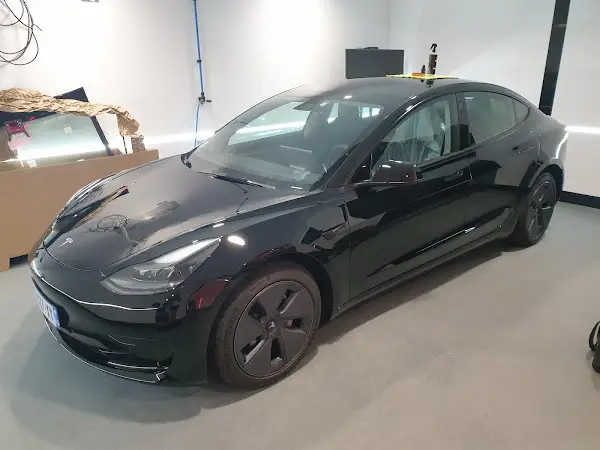 Photo publiée sur la fiche Google de TESLA APPROVED BODY SHOP MONTMARTIN CARROSSERIE ALU, Clermont-Ferrand