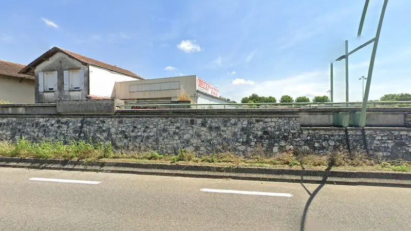 Vue de la rue devant Carrosserie du Pont Canal Agen, Agen
