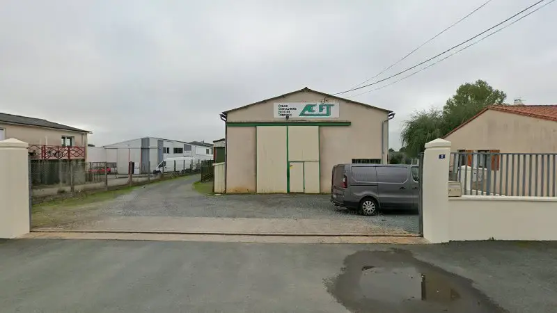 Vue de la rue devant A.C.F.T Atelier Chatillonnais Fraisage Tournage, Châtillon-sur-Thouet