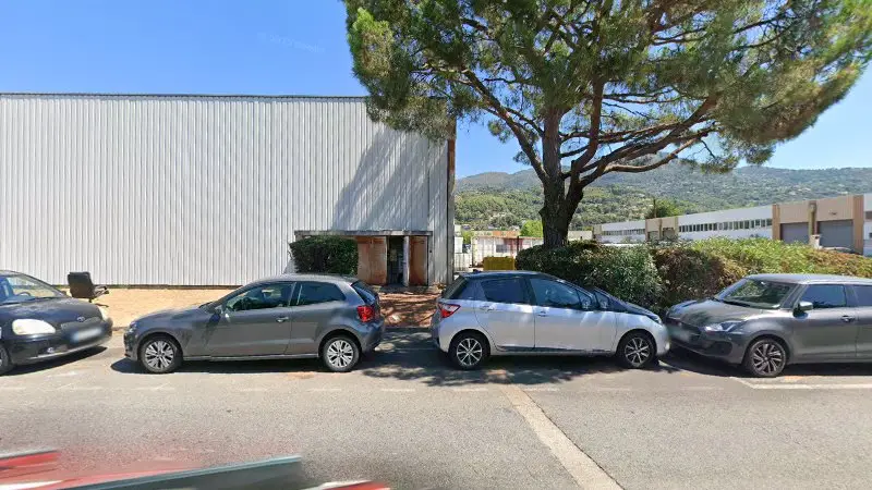 Vue de la rue devant Service Auto Poids Lourds Azureens, Carros