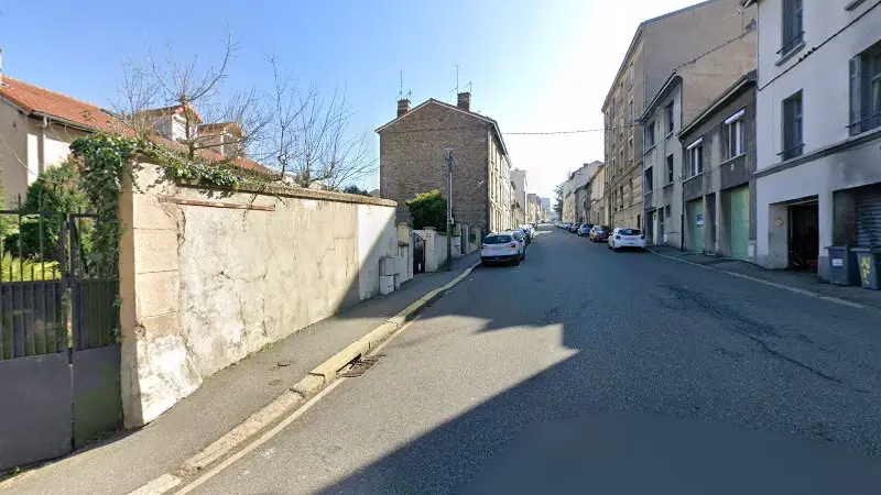Vue de la rue devant Carrosserie Saillant, Saint-Étienne