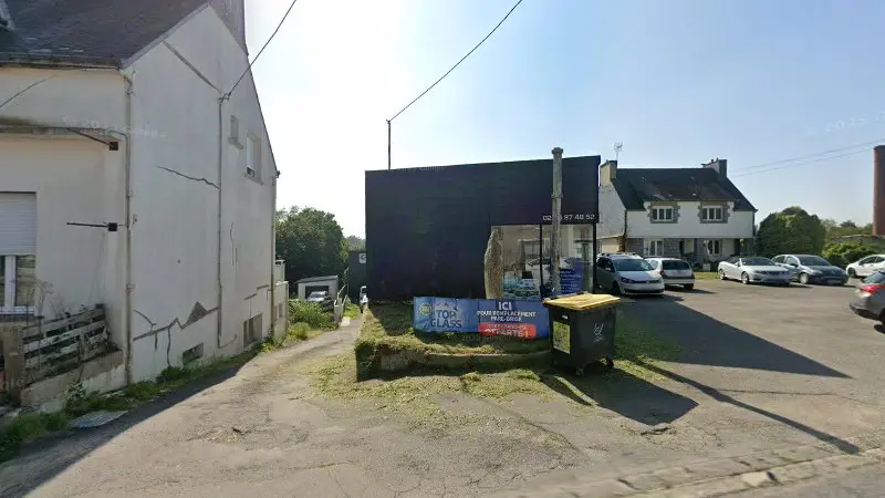 Vue de la rue devant TOP CARROSSERIE - DG AUTO, Scaër