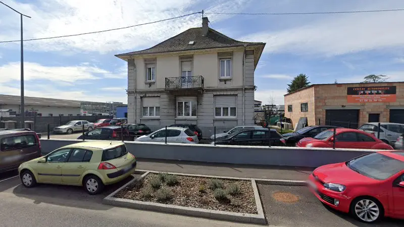 Vue de la rue devant Garage Cernay Automobiles, Cernay