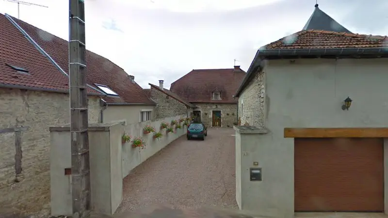 Vue de la rue devant carroserie bégé, Montot-sur-Rognon