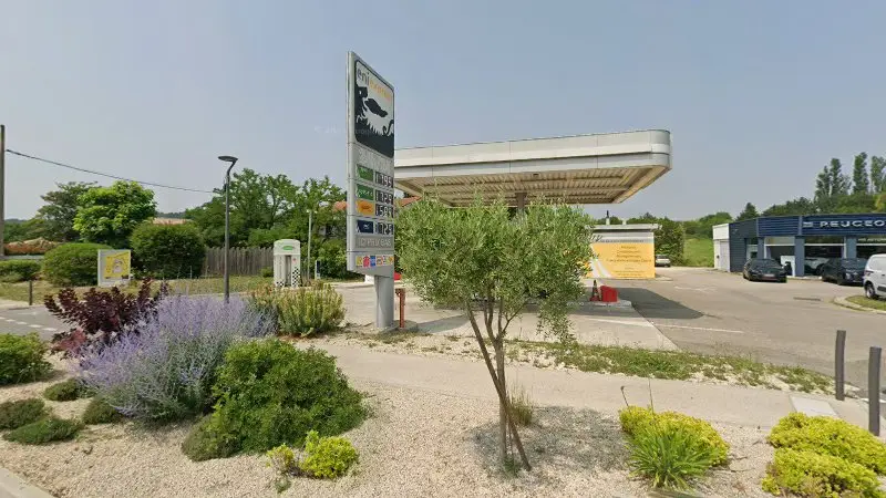Vue de la rue devant Hg Automobiles, Montboucher-sur-Jabron