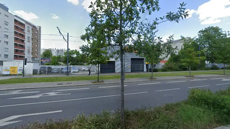 Vue de la rue devant Carrosserie ASPHALTE (a côté de Midas), Lyon