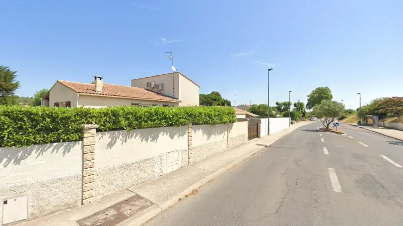 Vue de la rue devant Rétromobile Club de l'Hérault, Cournonterral