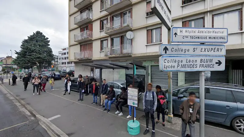 Vue de la rue devant Naji Auto, Villiers-le-Bel