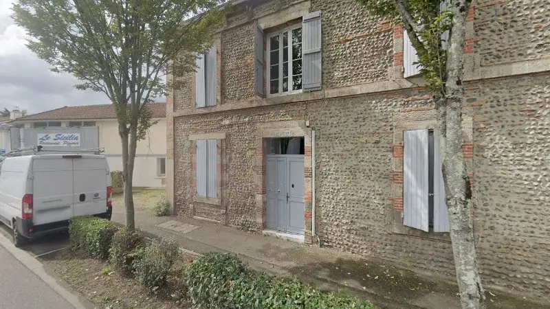 Vue de la rue devant Soc D Exploitation Du Garage de L Adou, Grenade-sur-l'Adour