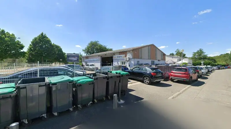 Vue de la rue devant Carrosserie Alarcon, Colomiers