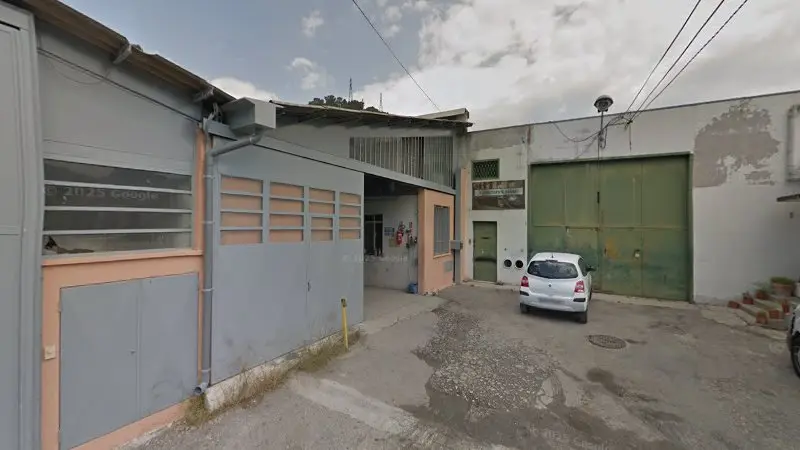 Vue de la rue devant AJM Carrosserie, La Trinité