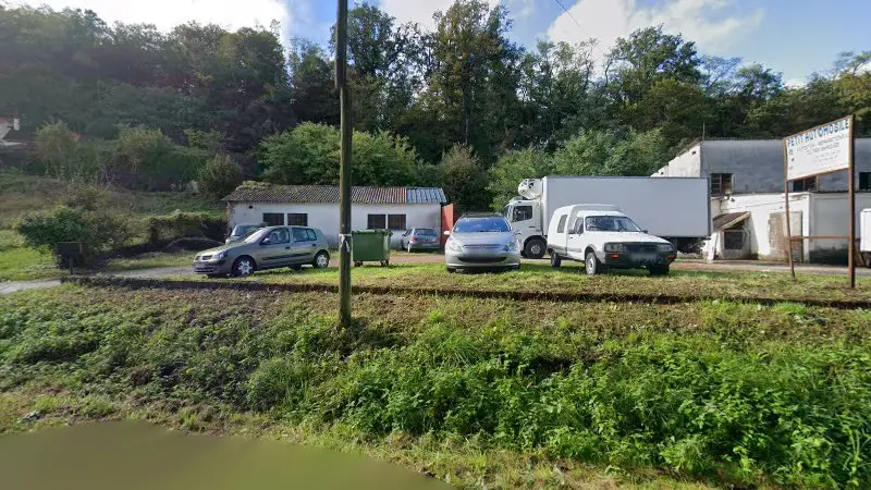 Vue de la rue devant Petit Automobiles, Villentrois-Faverolles-en-Berry