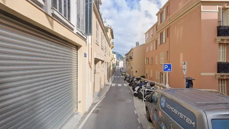 Vue de la rue devant Reparateur Moto Toutes Marques, Beausoleil