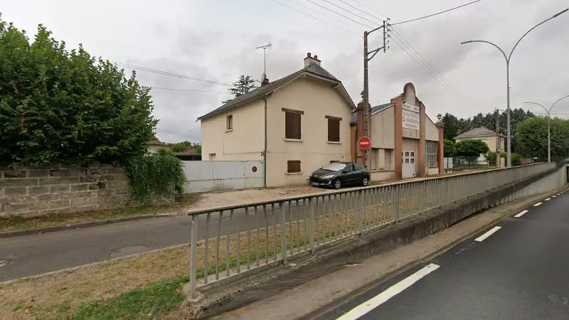 Vue de la rue devant Carrosserie Randuineau SARL, Veuzain-sur-Loire
