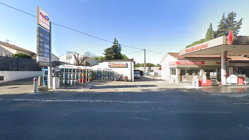 Vue de la rue devant Le Centr Auto Entretien & Réparation La Station, Roquefort-les-Pins