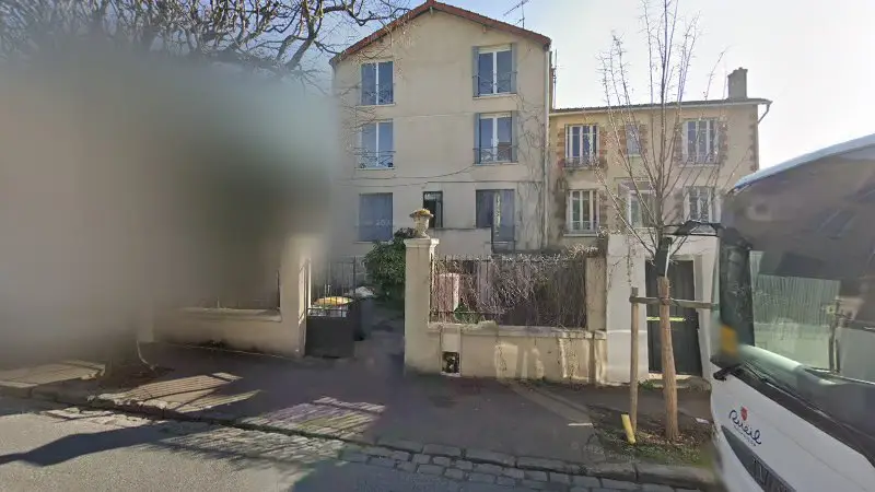 Vue de la rue devant Garage Le Mont Valérien - Auto-Moto, Rueil-Malmaison