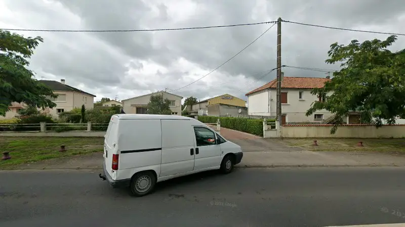 Vue de la rue devant Garage Fital, Lageon