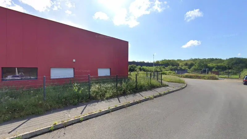 Vue de la rue devant SNEA ( Société Nantaise d'Electricité Automobile ), Rezé
