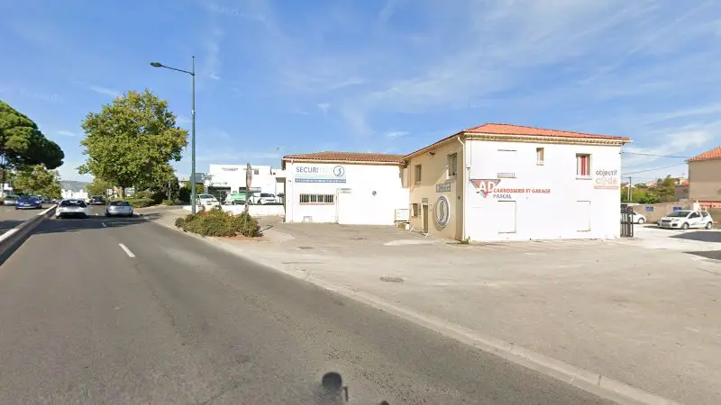 Vue de la rue devant AD Carrosserie et Garage Expert PASCAL, Six-Fours-les-Plages