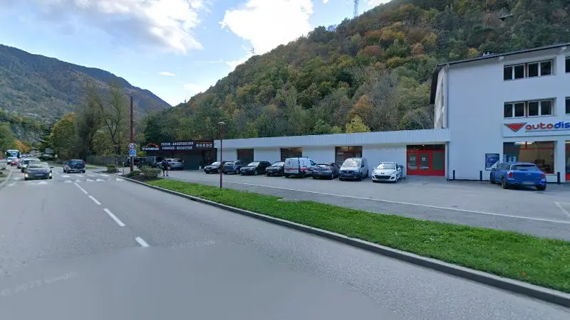 Vue de la rue devant DT AUTO SERVICE, Salins-Fontaine