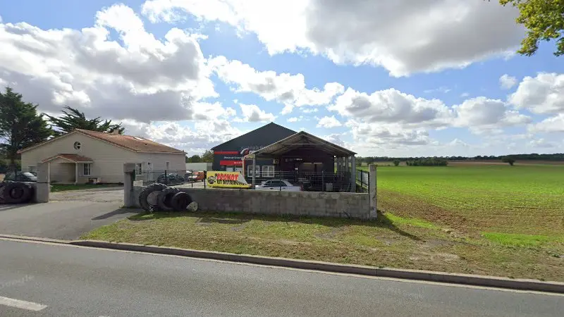 Vue de la rue devant Groupe Marquet, Bernay-Saint-Martin