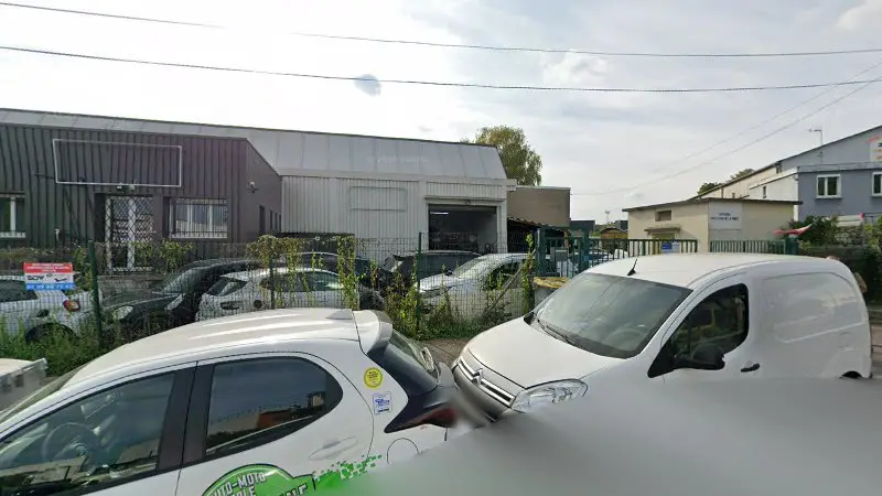 Vue de la rue devant Garage Des Perruches, Saint-Brice-sous-Forêt