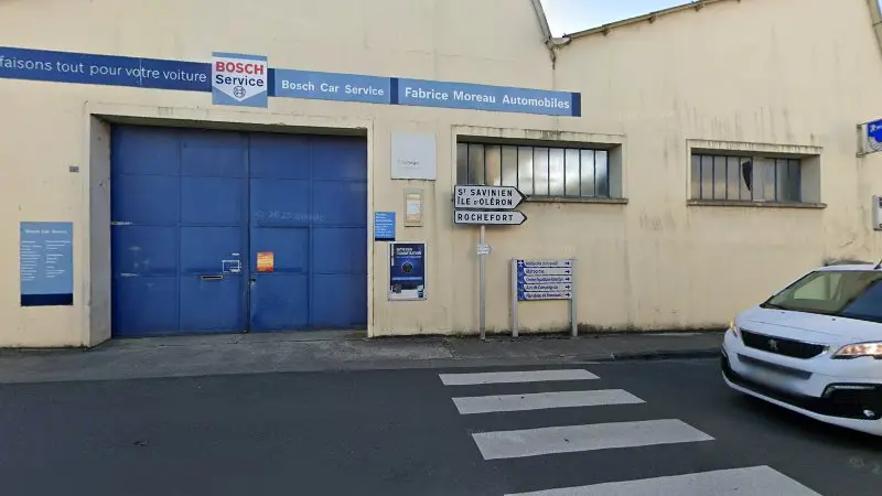 Vue de la rue devant Garage Sarrazin, Saint-Jean-d'Angély