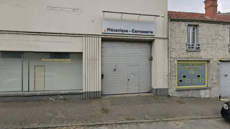 Vue de la rue devant Mécanique - Carrosserie, Nemours