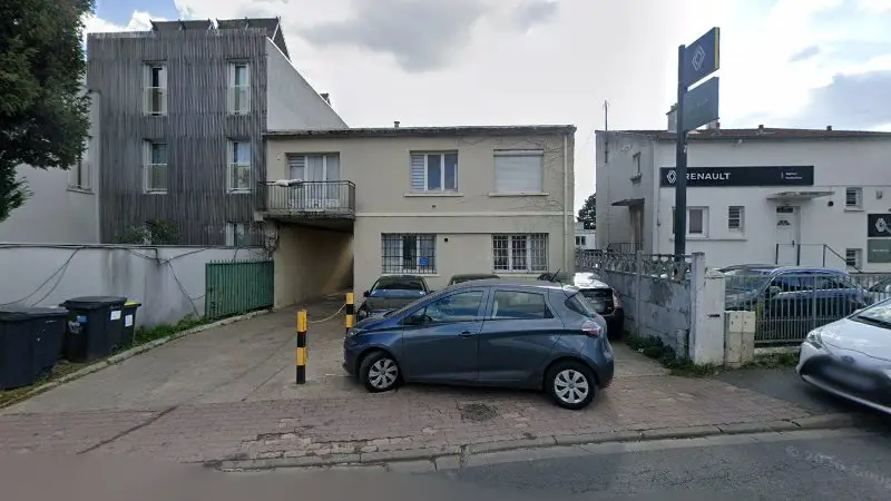 Vue de la rue devant La Clinique de l'Automobile, Champigny-sur-Marne