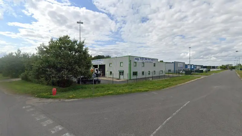 Vue de la rue devant Garage Cosne Poids Lourds 58, Cosne-Cours-sur-Loire