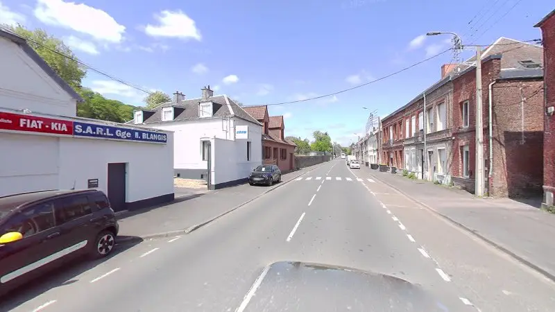 Vue de la rue devant Garage Blangis, Le Cateau-Cambrésis