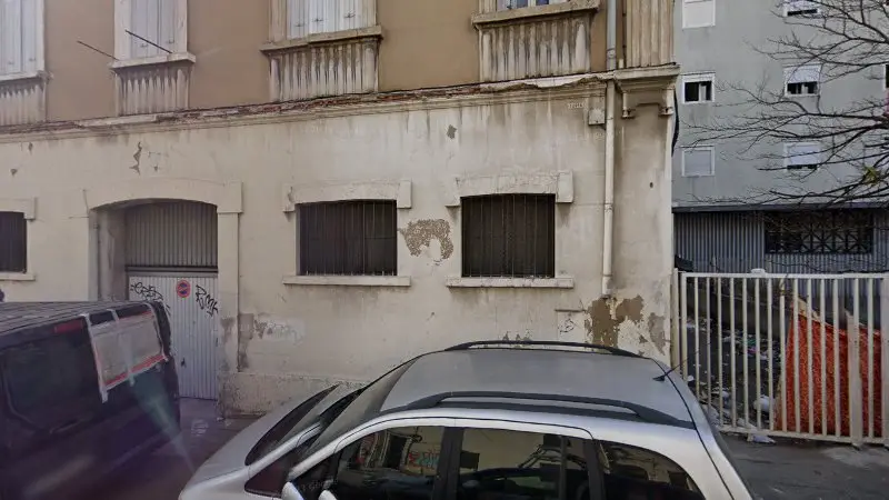 Vue de la rue devant Carrosserie Michel, Marseille