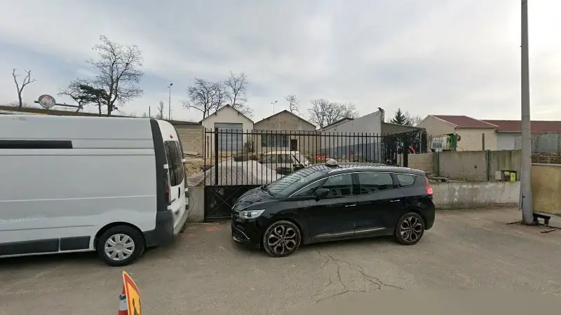 Vue de la rue devant Garage Expert FB AUTOS, L'Haÿ-les-Roses