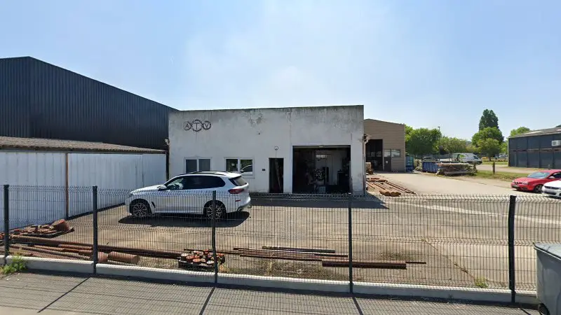 Vue de la rue devant Ateliers Taillage Vernonnais, Vernon