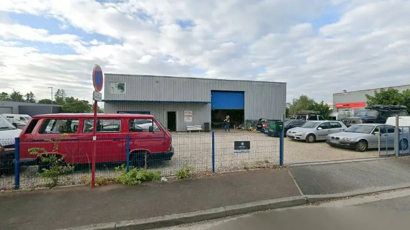 Vue de la rue devant De Sousa Automobiles, Villenave-d'Ornon