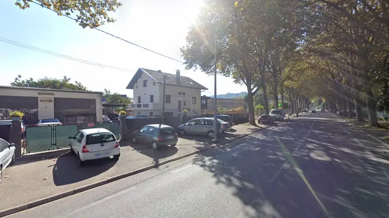 Vue de la rue devant Garage des Bissières, Chambéry