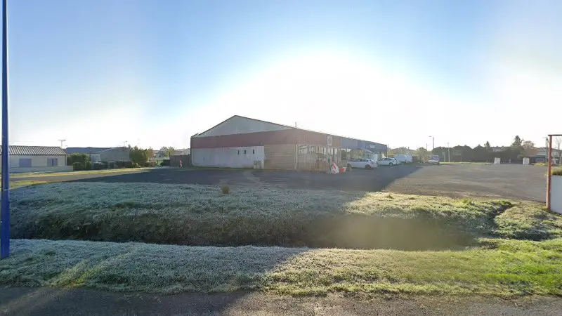 Vue de la rue devant Carrefour De L'automobile, Saint-Julien-de-l'Escap