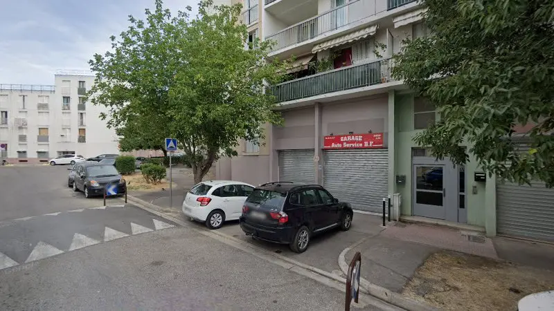 Vue de la rue devant Garage Auto Service B.F, Aix-en-Provence