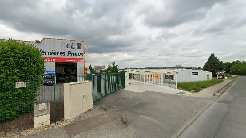 Vue de la rue devant Garage du rond point, Mareuil-lès-Meaux