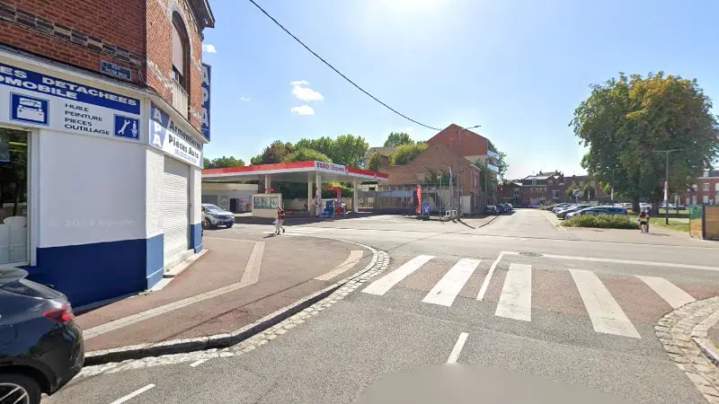 Vue de la rue devant Armentieres Pieces Auto, Armentières