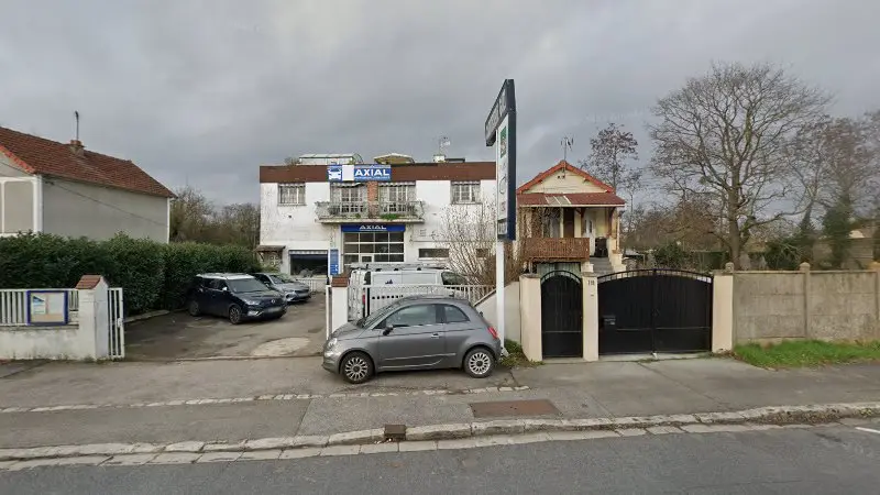 Vue de la rue devant Yvelines Carrosserie, Les Mureaux