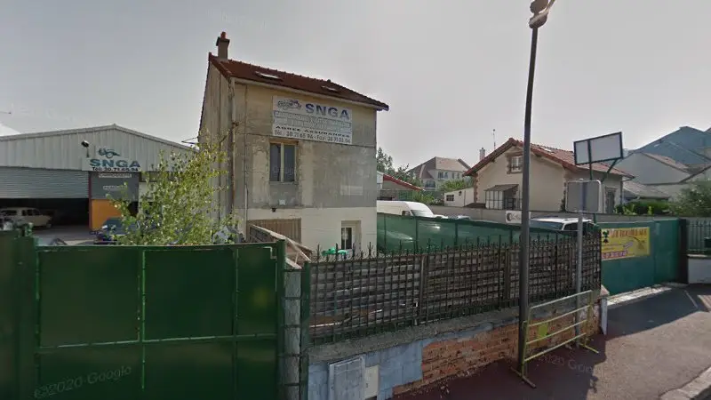 Vue de la rue devant Société Nouvelle du Garage de L'Avenue S.N.G.A, Chatou